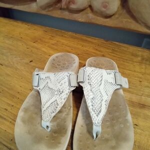 Vionic Wanda T-Strap Beige Snakeskin Pattern Sandals Size 8